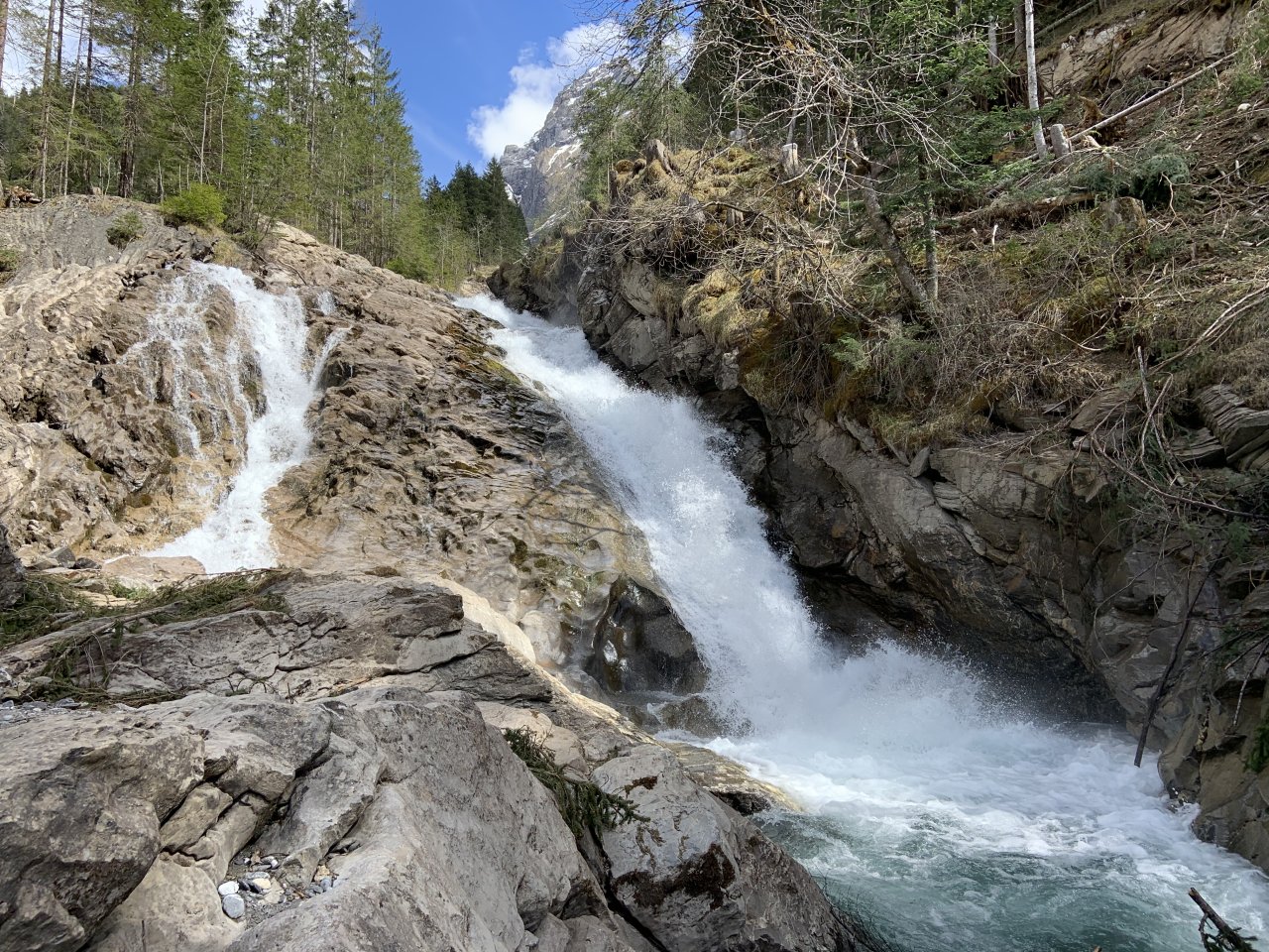 Die Simmenfälle - ein Wasserfall mit viel schäumendem weissen Wasser zwischen Felsen.