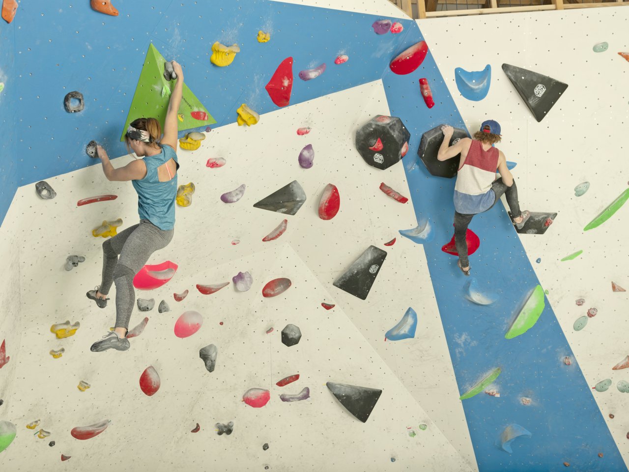 Eine Person klettert in der BoulderSchüür an der Lenk.