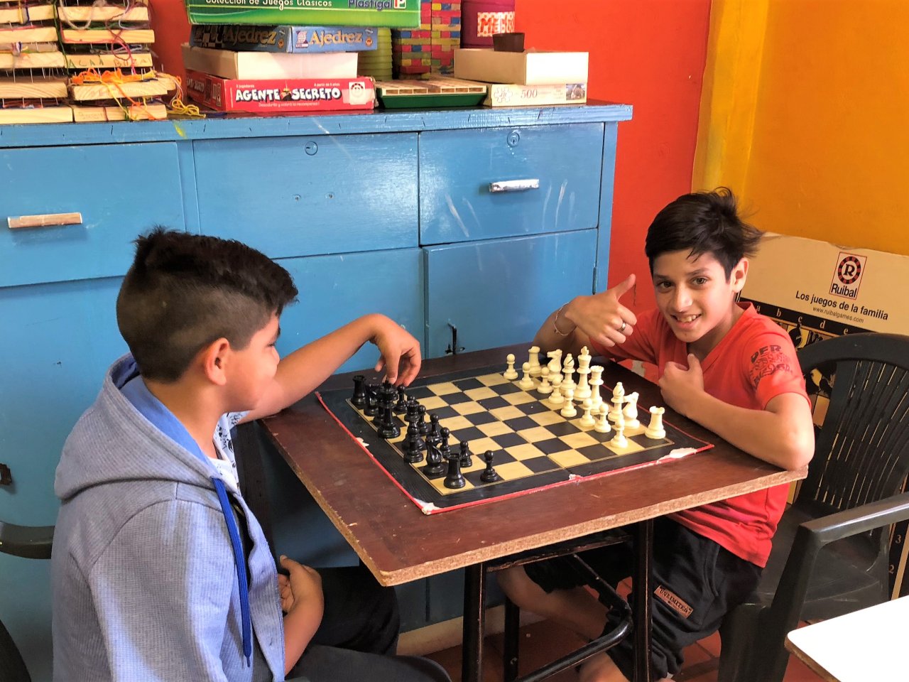 Eine Aussicht auf das Dorf Lenk mit den Spilgerten im Hintergrund bei sonnigem Wetter