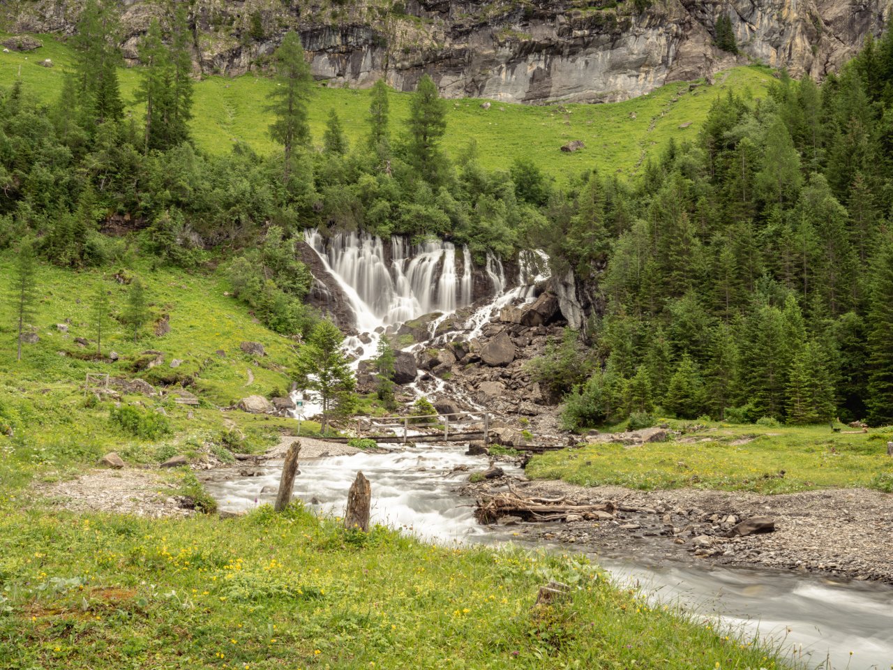 Die Siebenbrunnen - sieben Quellen, die aus dem Gebirge springen und zu einem Fluss zusammenfliessen.