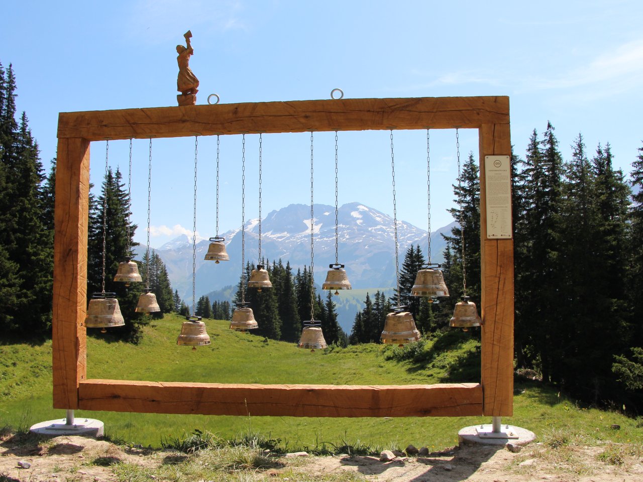 Ein Posten des AlpRundewegs auf dem Leiterli mit verschiedenen Glocken, die gespielt werden können.