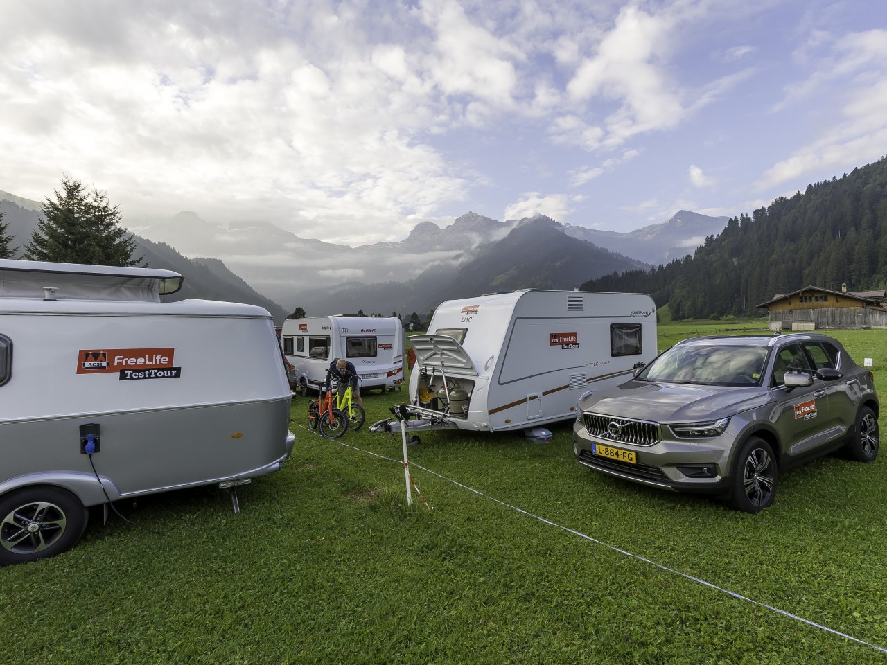 Camping Seegarten mir drei Wohnwagen und der Lenkerbergkulisse.